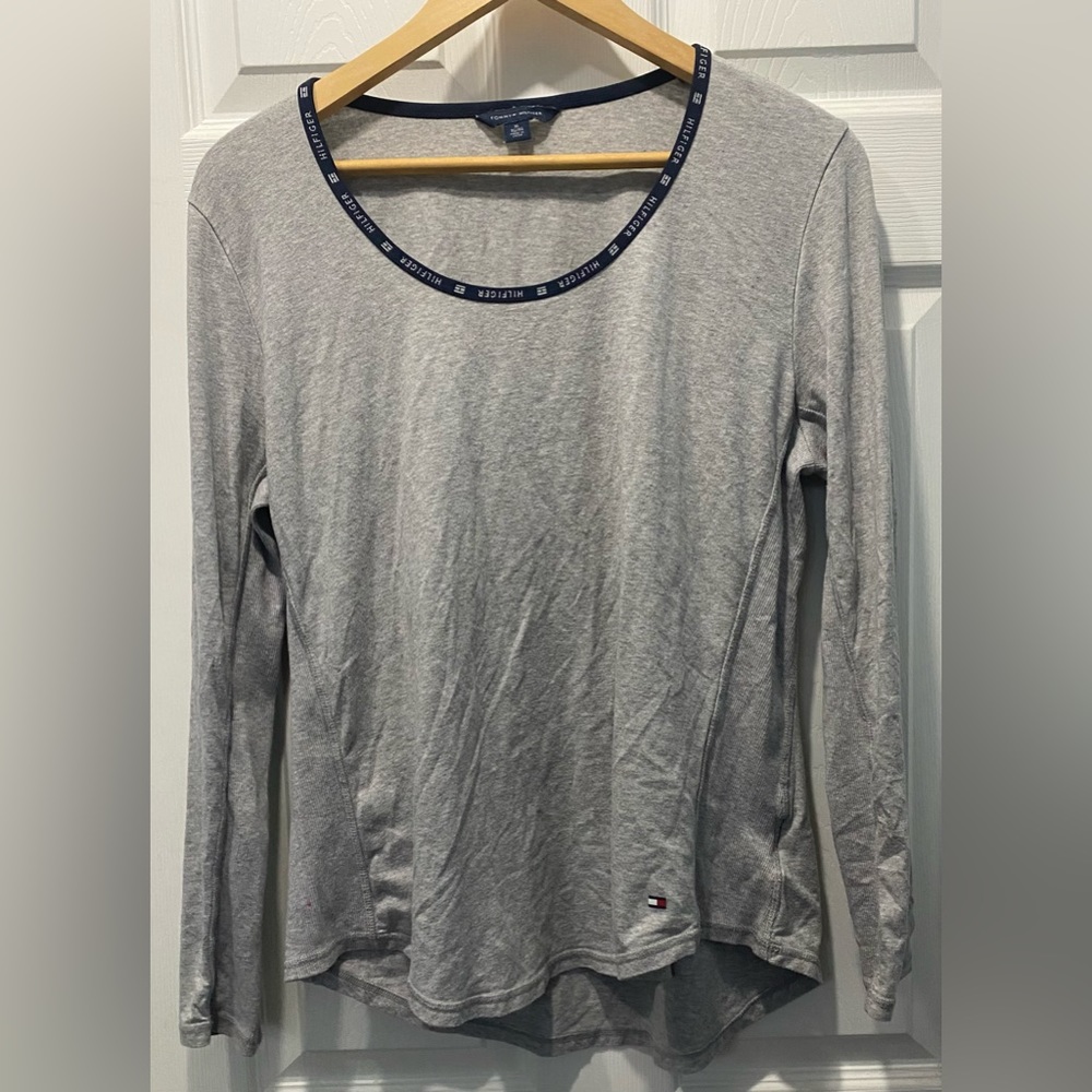 🔴2/$10 SALE🔴Tommy Hilfiger Grey Top Size Extra Large